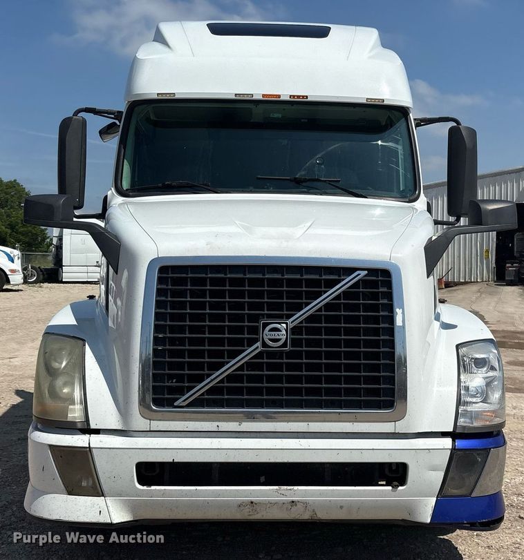 image for item DM1911 2013 Volvo VNL semi truck
