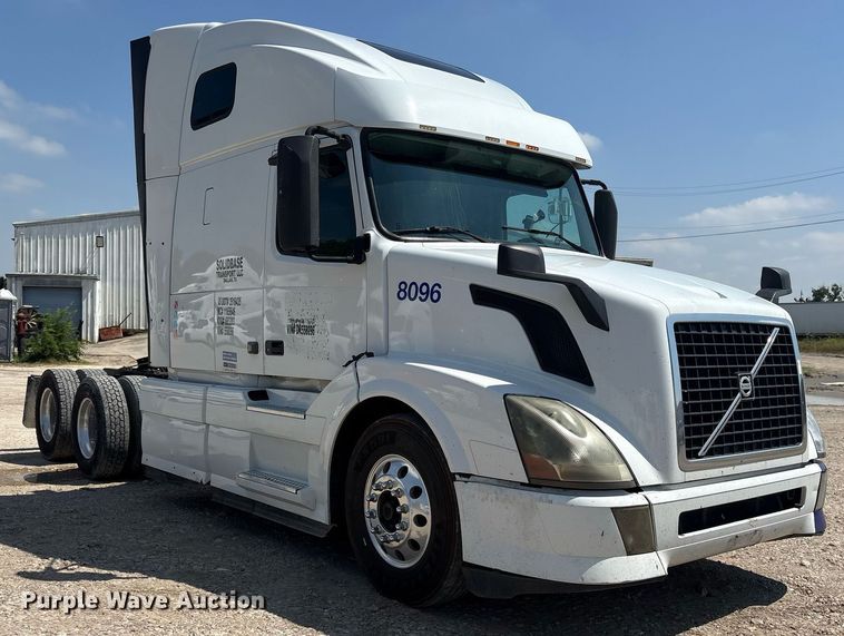image for item DM1911 2013 Volvo VNL semi truck