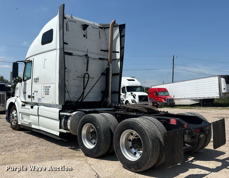 image for item DM1911 2013 Volvo VNL semi truck