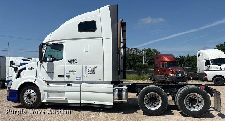 image for item DM1911 2013 Volvo VNL semi truck