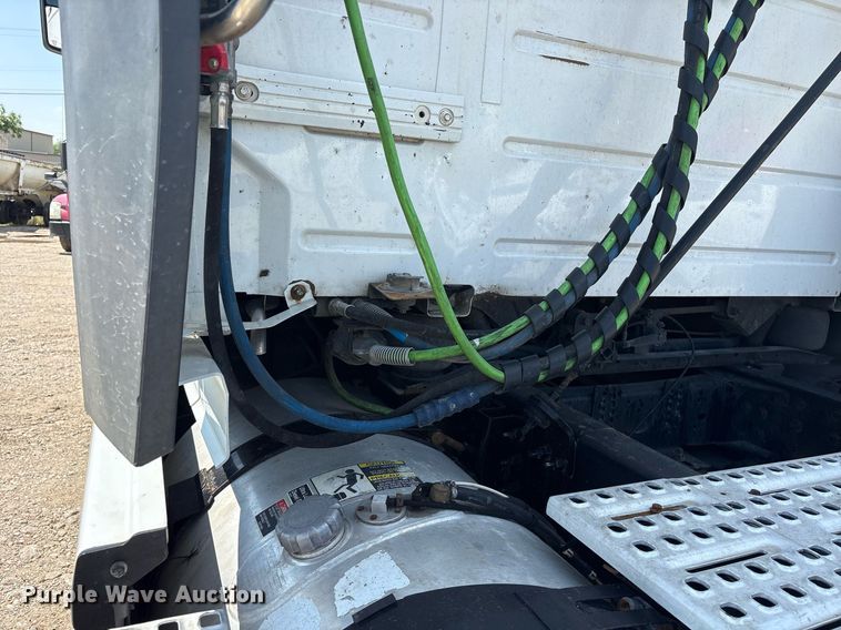 image for item DM1911 2013 Volvo VNL semi truck