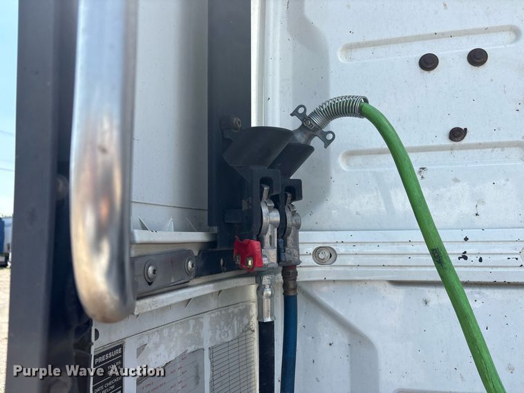 image for item DM1911 2013 Volvo VNL semi truck