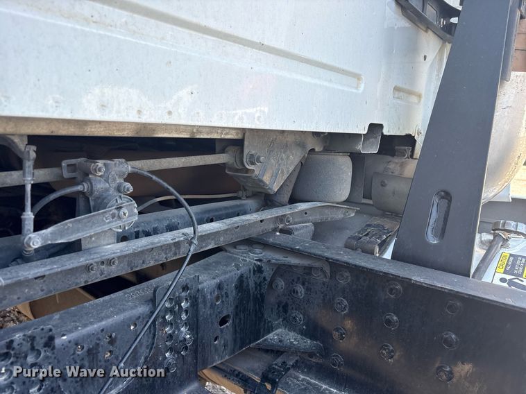 image for item DM1911 2013 Volvo VNL semi truck