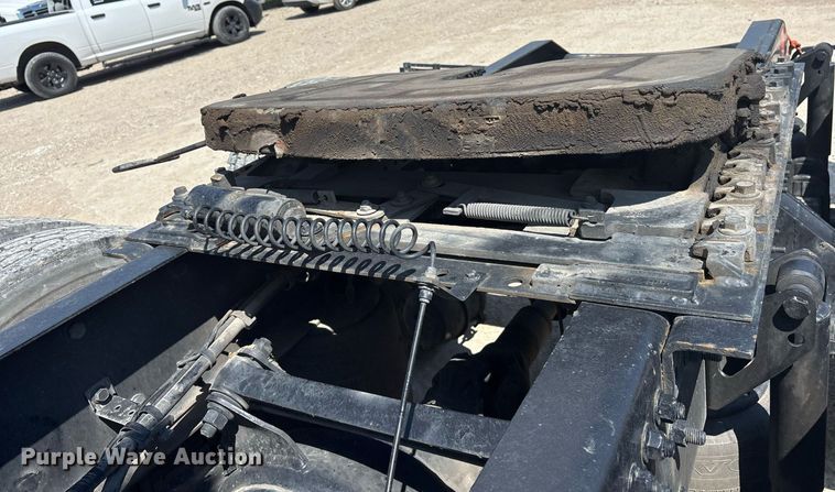 image for item DM1911 2013 Volvo VNL semi truck