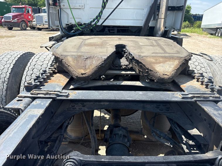 image for item DM1911 2013 Volvo VNL semi truck