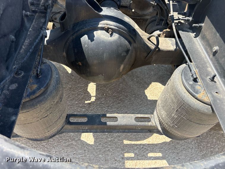 image for item DM1911 2013 Volvo VNL semi truck