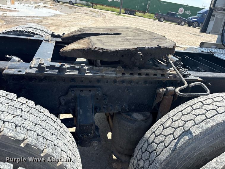 image for item DM1911 2013 Volvo VNL semi truck