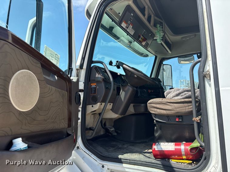 image for item DM1911 2013 Volvo VNL semi truck