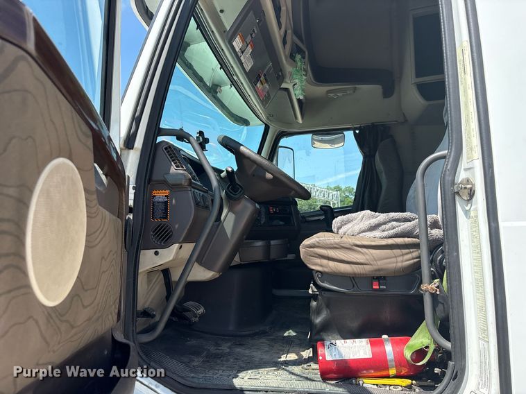 image for item DM1911 2013 Volvo VNL semi truck