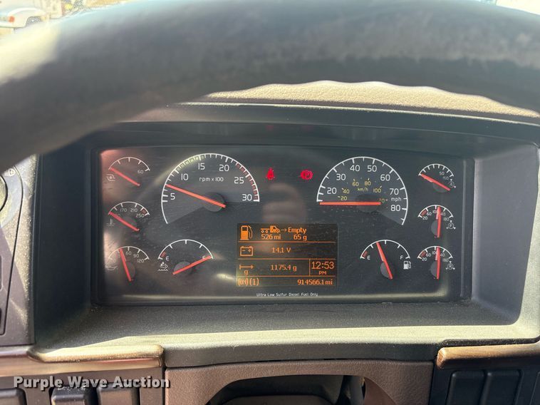 image for item DM1911 2013 Volvo VNL semi truck