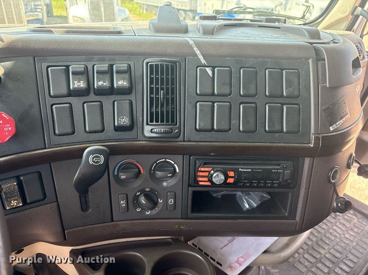 image for item DM1911 2013 Volvo VNL semi truck