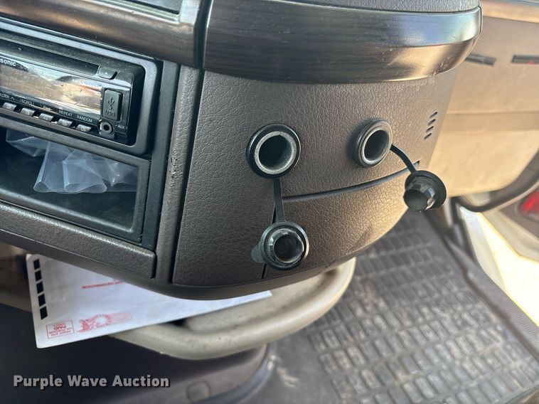 image for item DM1911 2013 Volvo VNL semi truck