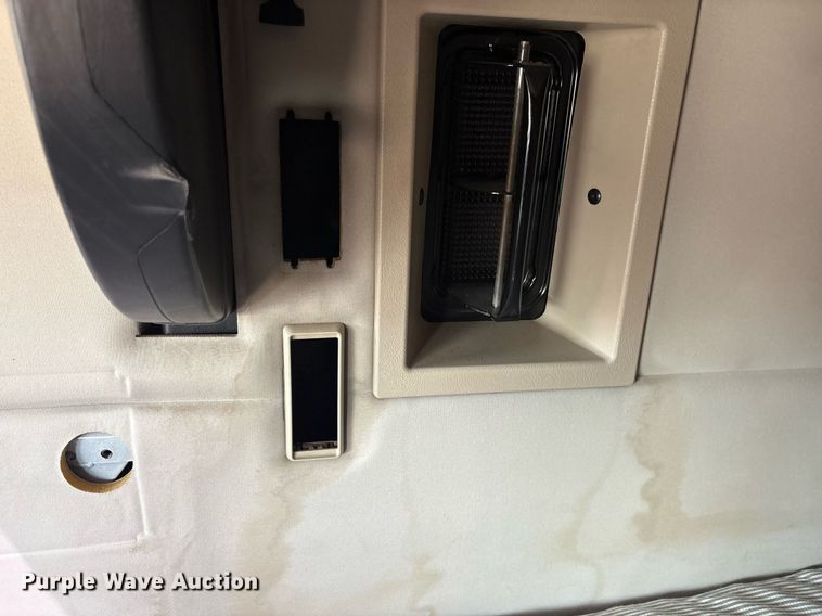 image for item DM1911 2013 Volvo VNL semi truck