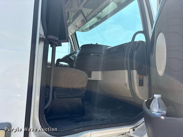 image for item DM1911 2013 Volvo VNL semi truck