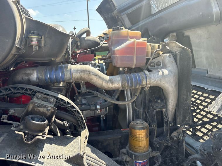 image for item DM1911 2013 Volvo VNL semi truck