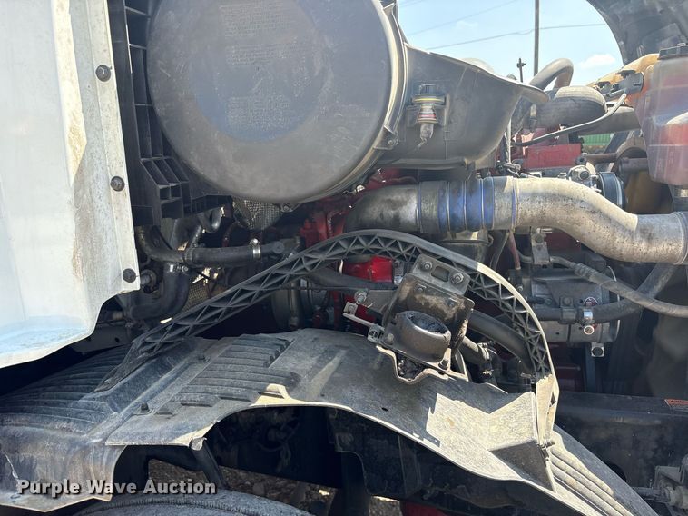 image for item DM1911 2013 Volvo VNL semi truck