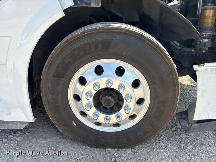 image for item DM1911 2013 Volvo VNL semi truck