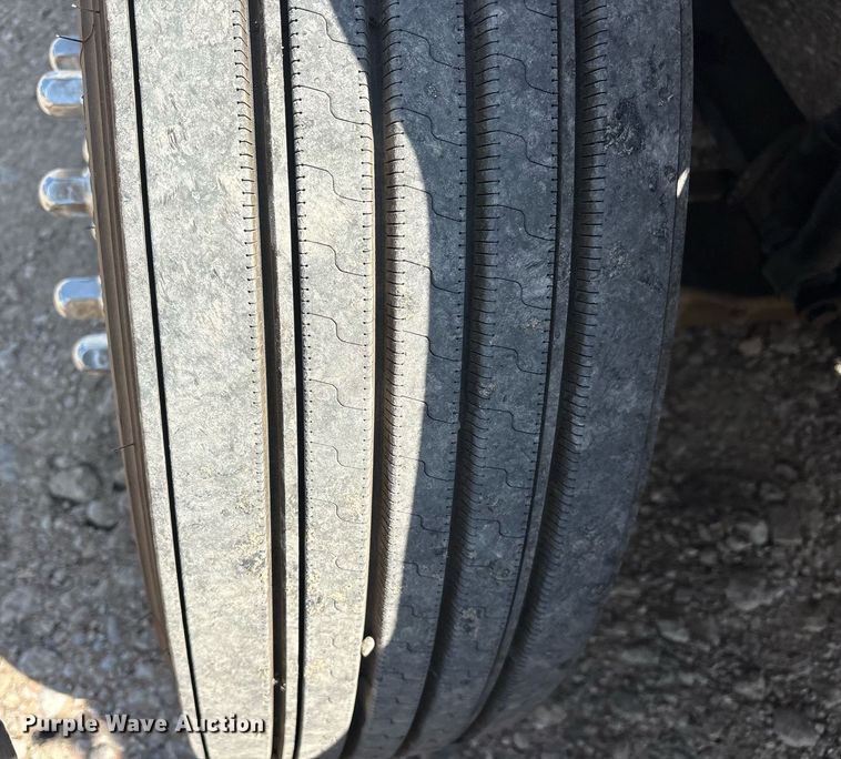 image for item DM1911 2013 Volvo VNL semi truck