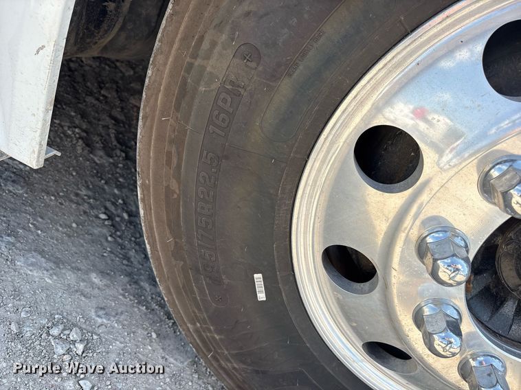 image for item DM1911 2013 Volvo VNL semi truck