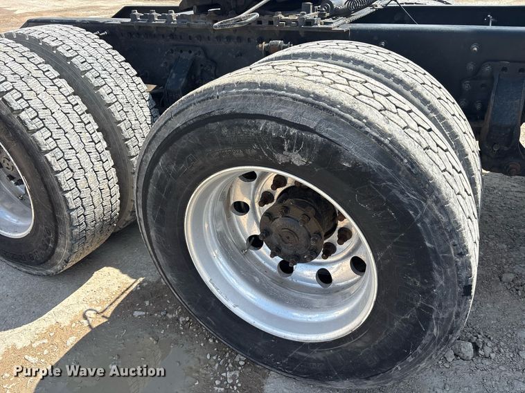 image for item DM1911 2013 Volvo VNL semi truck