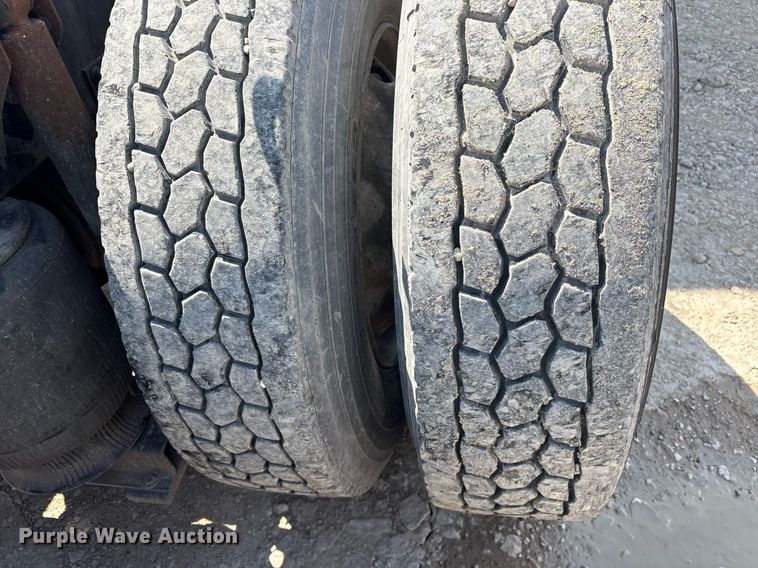 image for item DM1911 2013 Volvo VNL semi truck