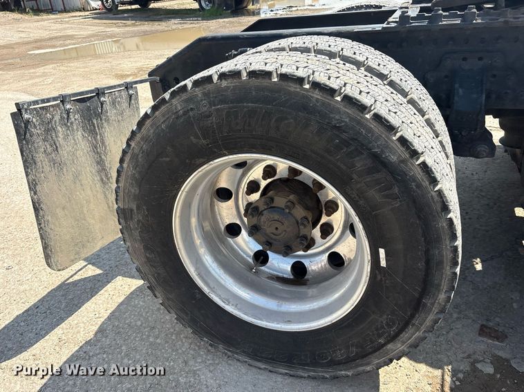 image for item DM1911 2013 Volvo VNL semi truck