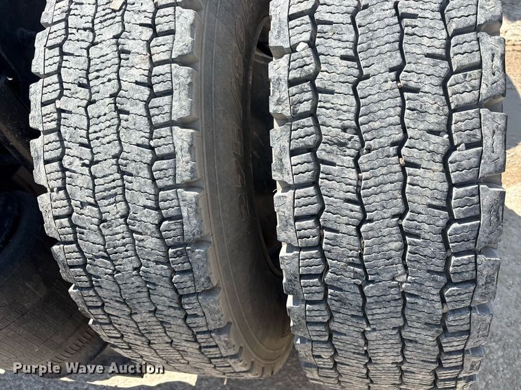 image for item DM1911 2013 Volvo VNL semi truck