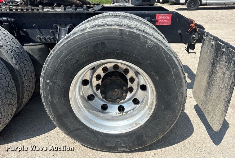 image for item DM1911 2013 Volvo VNL semi truck