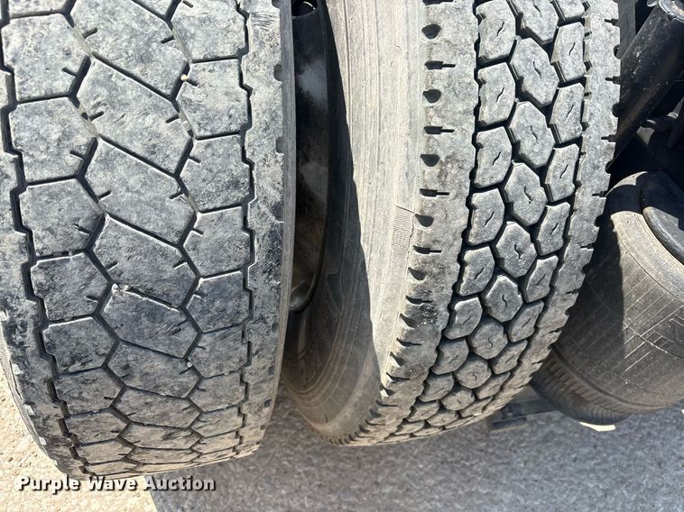 image for item DM1911 2013 Volvo VNL semi truck