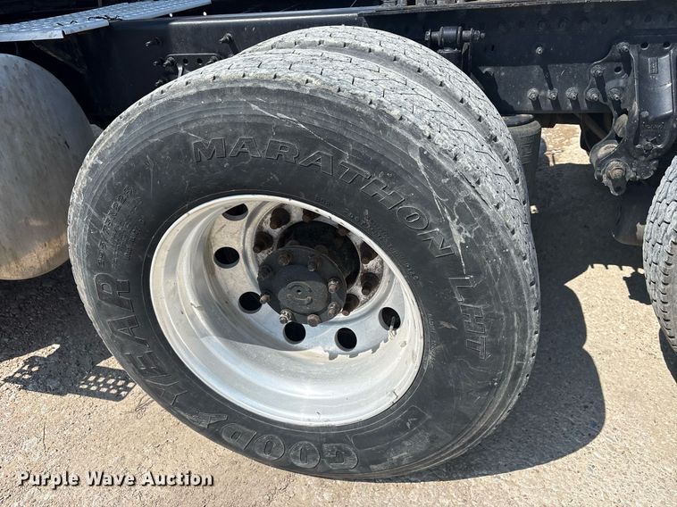 image for item DM1911 2013 Volvo VNL semi truck