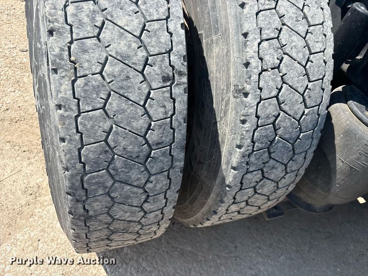 image for item DM1911 2013 Volvo VNL semi truck