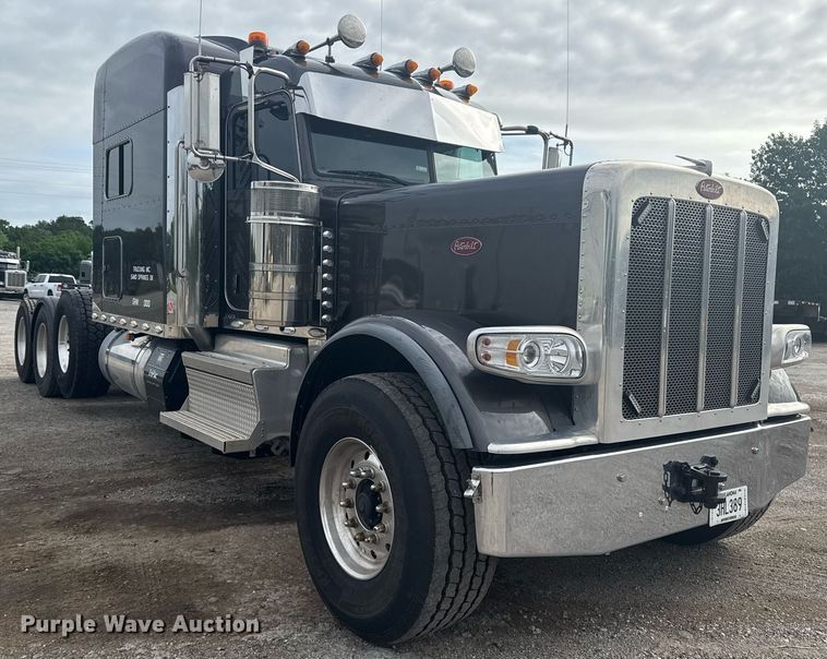 image for item DM5745 2023 Peterbilt 389 semi truck