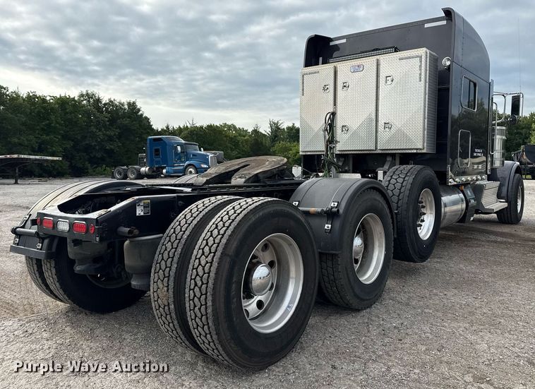 image for item DM5745 2023 Peterbilt 389 semi truck