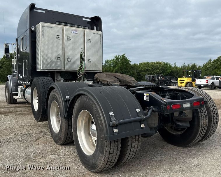 image for item DM5745 2023 Peterbilt 389 semi truck