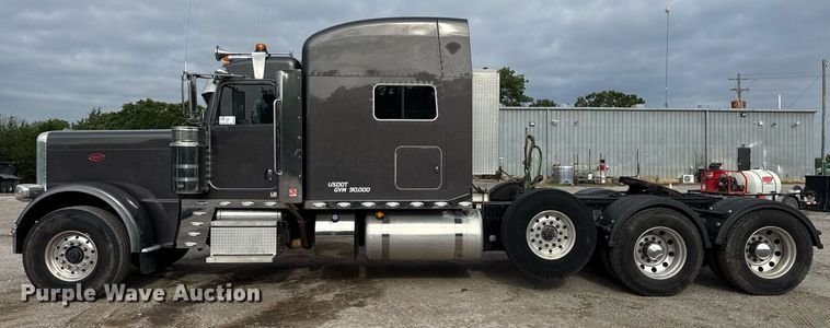 image for item DM5745 2023 Peterbilt 389 semi truck