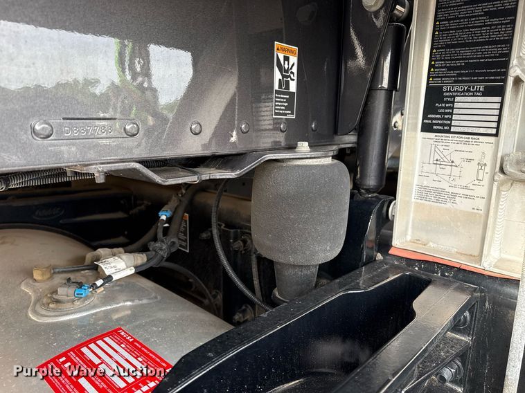 image for item DM5745 2023 Peterbilt 389 semi truck