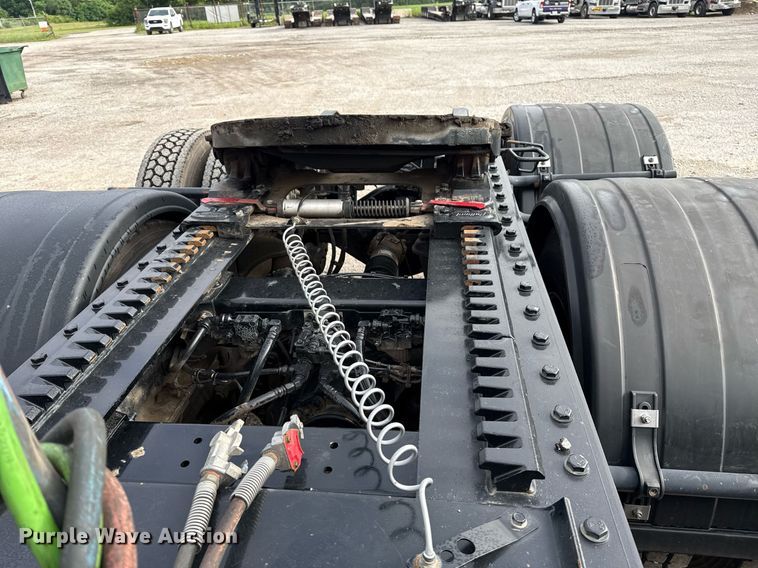 image for item DM5745 2023 Peterbilt 389 semi truck