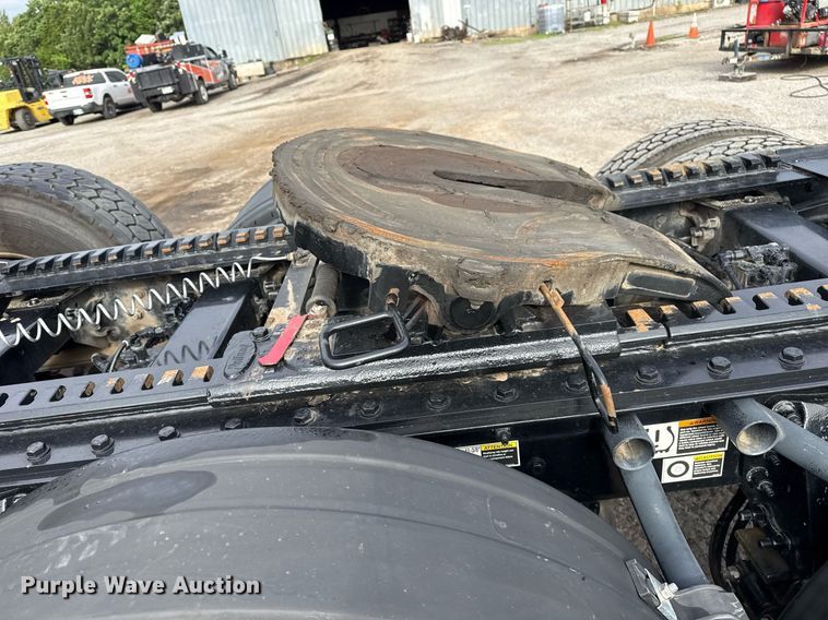 image for item DM5745 2023 Peterbilt 389 semi truck