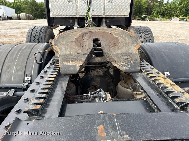 image for item DM5745 2023 Peterbilt 389 semi truck