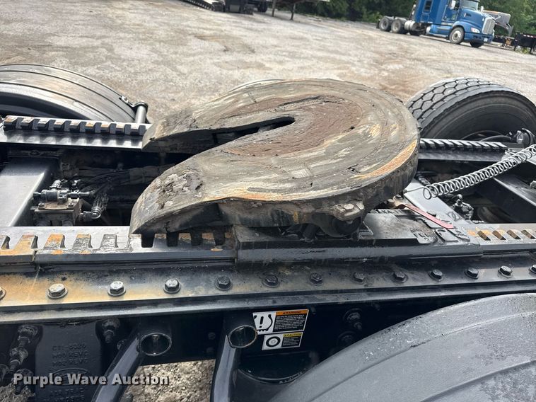 image for item DM5745 2023 Peterbilt 389 semi truck