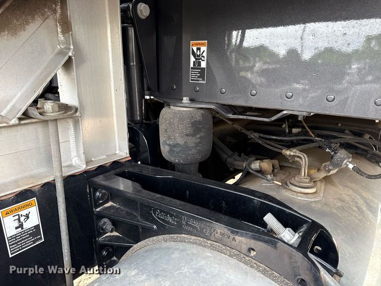 image for item DM5745 2023 Peterbilt 389 semi truck