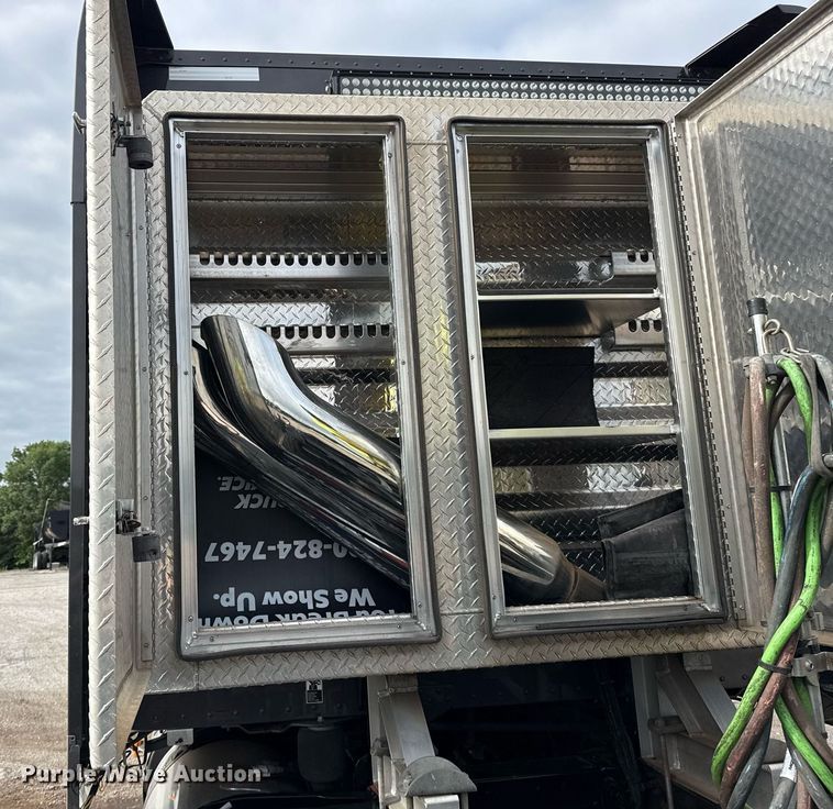 image for item DM5745 2023 Peterbilt 389 semi truck