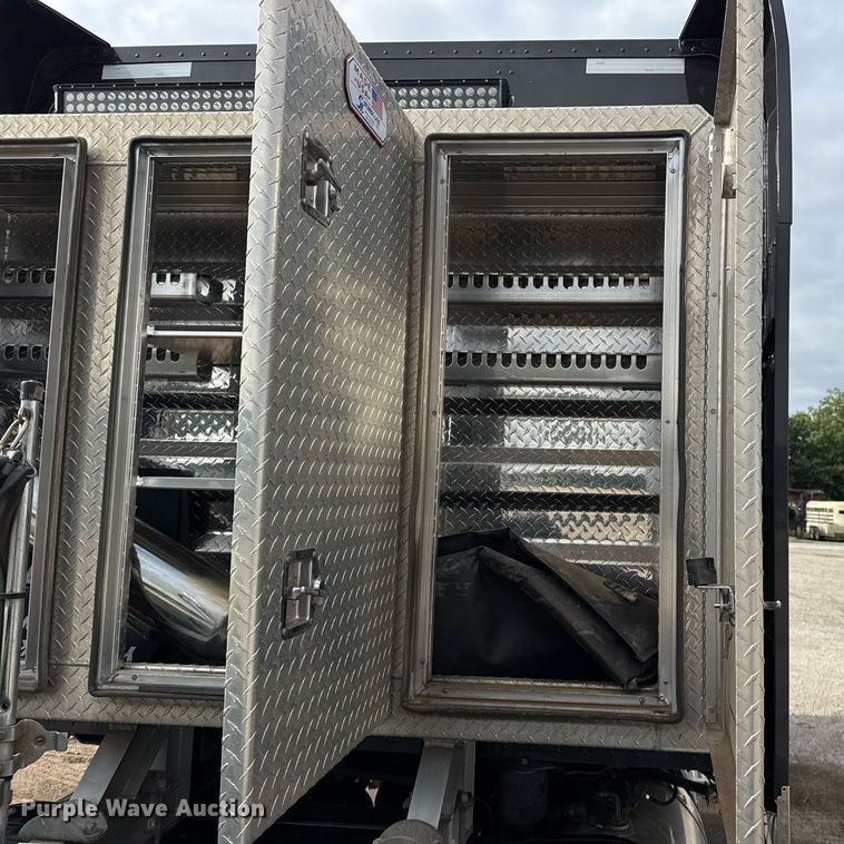 image for item DM5745 2023 Peterbilt 389 semi truck