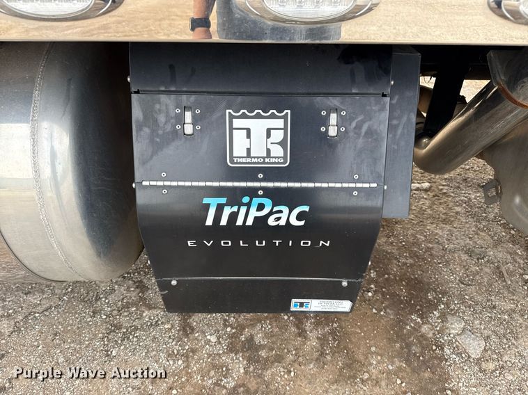 image for item DM5745 2023 Peterbilt 389 semi truck