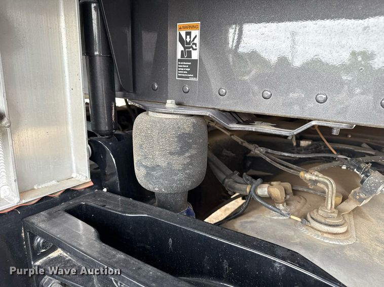 image for item DM5745 2023 Peterbilt 389 semi truck