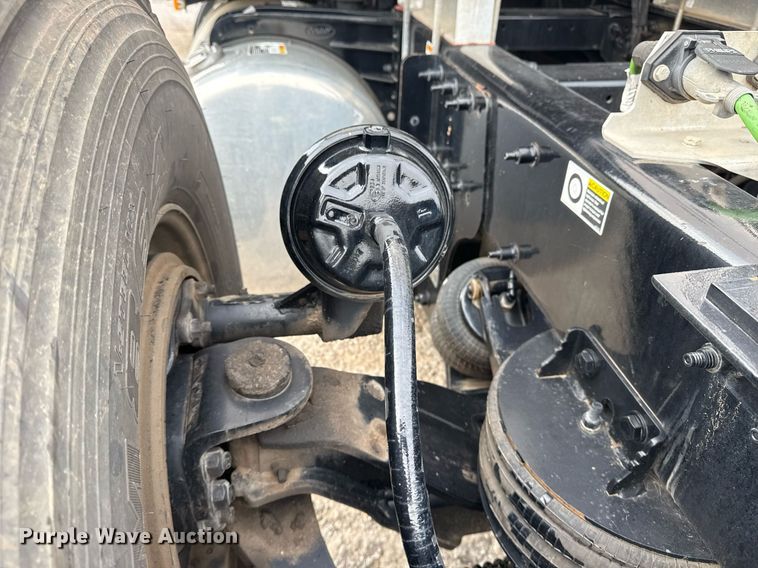 image for item DM5745 2023 Peterbilt 389 semi truck