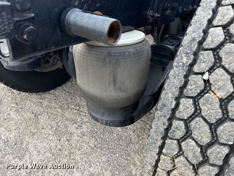 image for item DM5745 2023 Peterbilt 389 semi truck