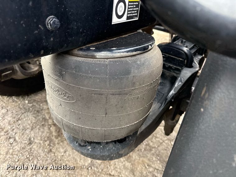 image for item DM5745 2023 Peterbilt 389 semi truck