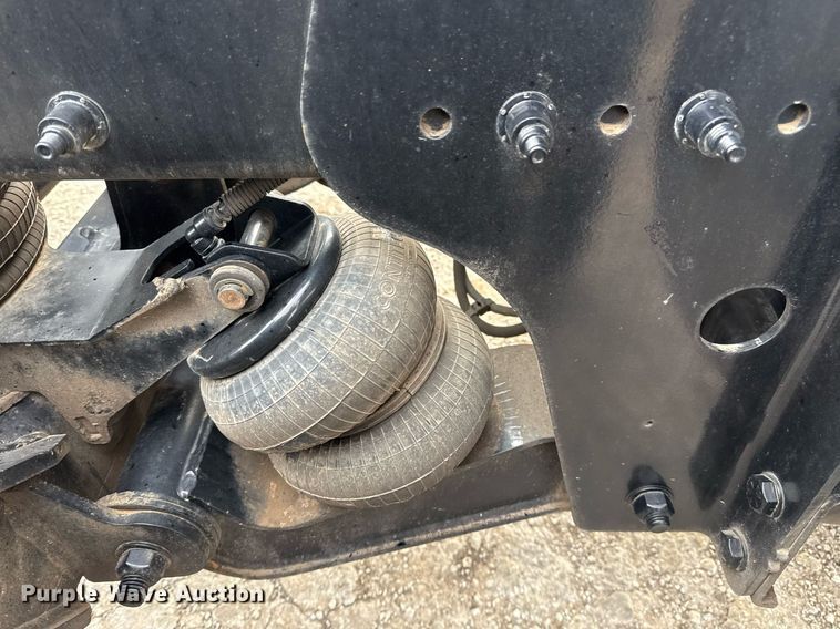 image for item DM5745 2023 Peterbilt 389 semi truck