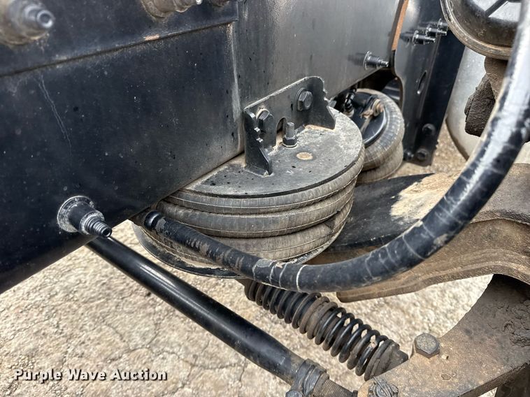 image for item DM5745 2023 Peterbilt 389 semi truck